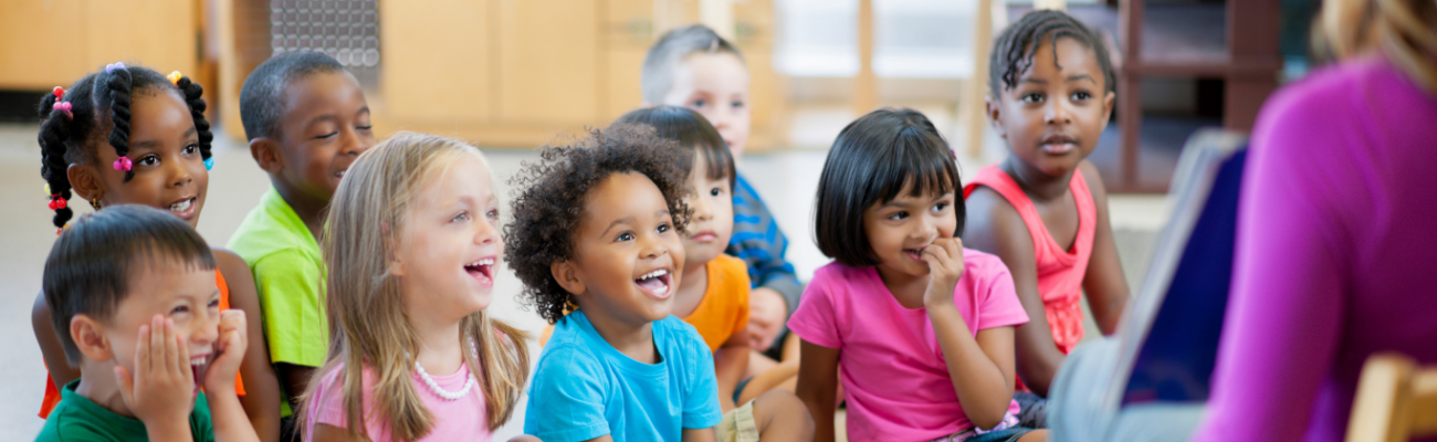 enfants qui ecoutent une histoire